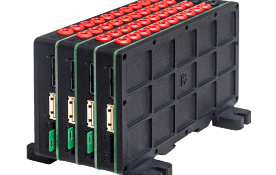 Four CVM Breakount Box modules plugged together and fitted with mounting brackets. At the top you can see in red the beech trees for the signal pick-up, at the front also the small circuit boards with which the mode of operation can be changed.