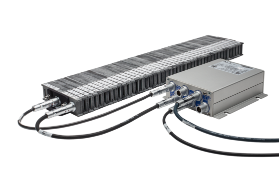 Long stack with G5 measuring modules connected to a master module via two measuring lines. Two further lines lead out of the master module and run out of the picture.